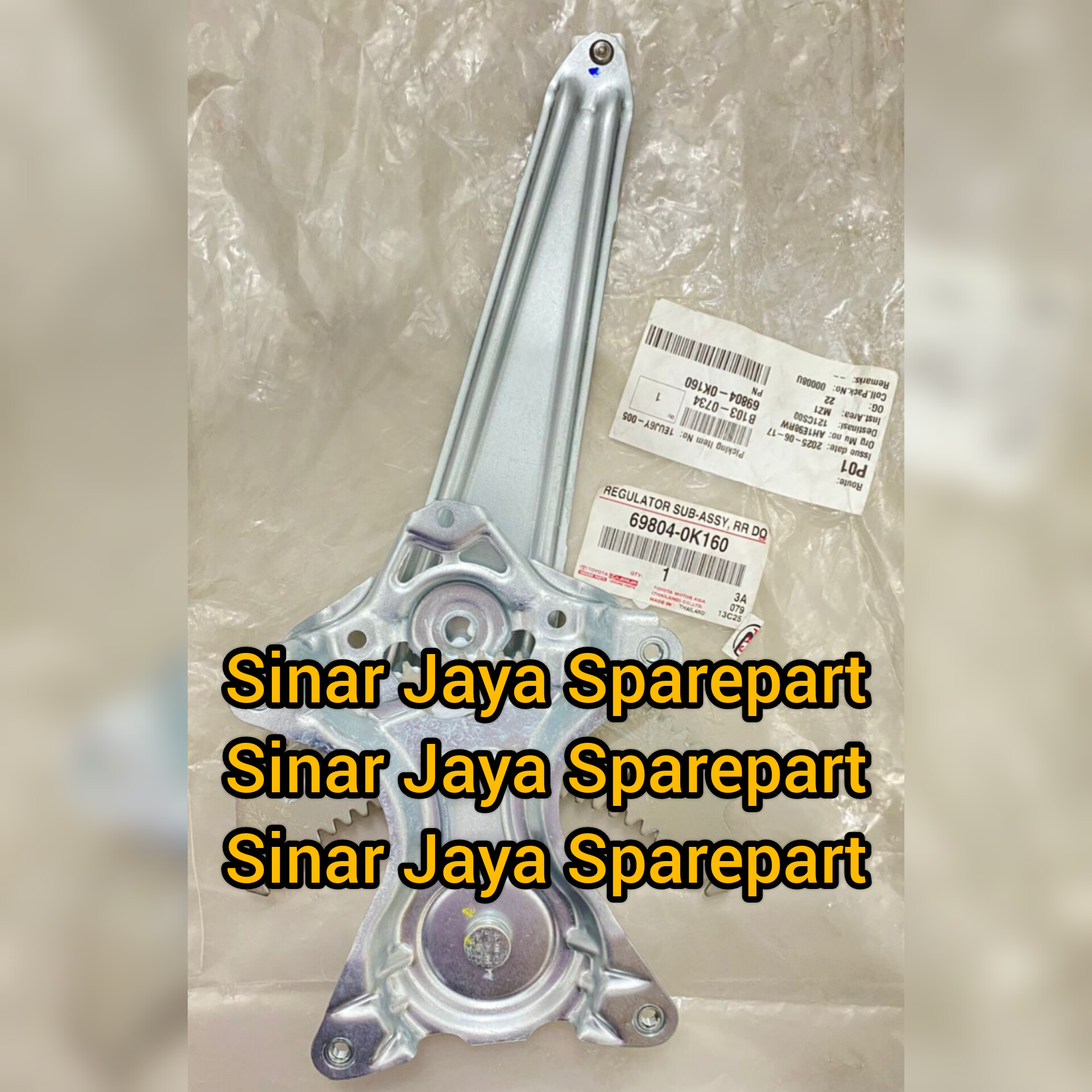 Rear glass regulator left side Hilux Revo 2.5cc 2.4cc original 69804-0k110/69804-0k160 Harga 900,000 rupiah*Gratis Ongkir